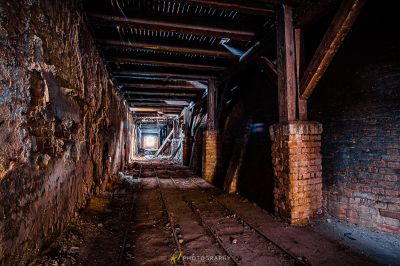 Ein langer Flur in einem verlassenen Gebäude