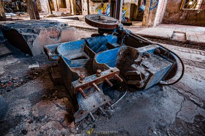 Ein rostiger alter Stuhl in einem heruntergekommenen Gebäude