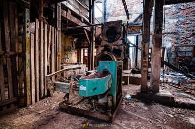 Ein schmutziger Raum mit einer Maschine darin