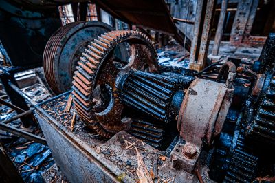 Eine Maschine, die auf einem Tisch sitzt