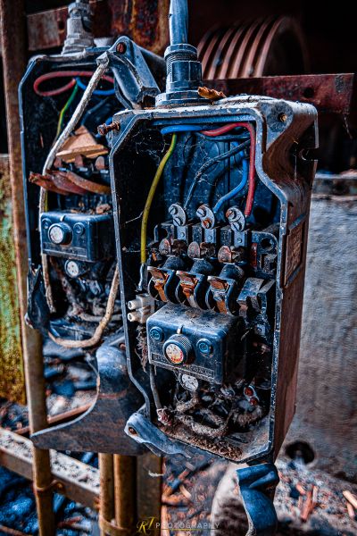 Eine Nahaufnahme eines kaputten elektrischen Gerätes