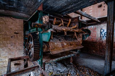 Ein Raum mit einer großen Maschine in ihm