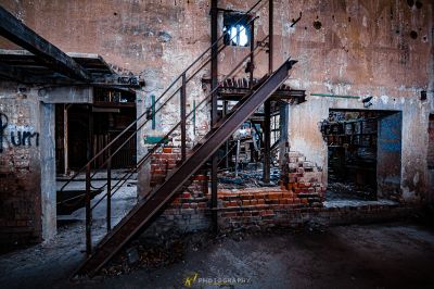 Eine Treppe in einem alten Gebäude mit einem zerbrochenen Fenster
