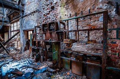 Ein Zimmer mit einem Haufen Schrott und einem Haufen Müll