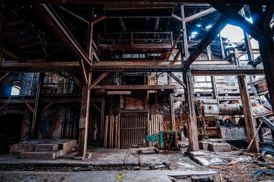 Ein Raum mit vielen Trümmern und Trümmern