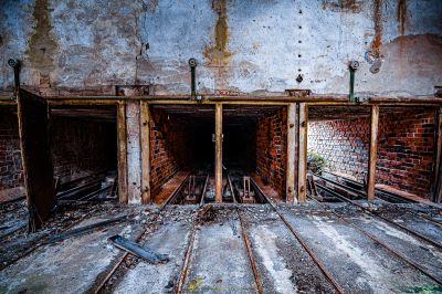 Ein Zimmer mit einer Ziegelwand und einer Tür