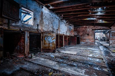 Ein Raum mit vielen Trümmern und Trümmern