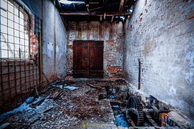 Ein Zimmer mit einer Tür und einem Haufen Müll