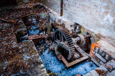 Ein schmutziges Zimmer mit einer Maschine und einem Haufen Müll