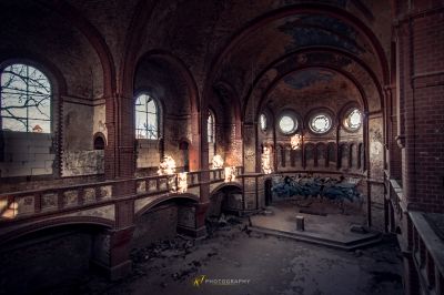 Ein Zimmer mit vielen Fenstern und vielen Graffiti