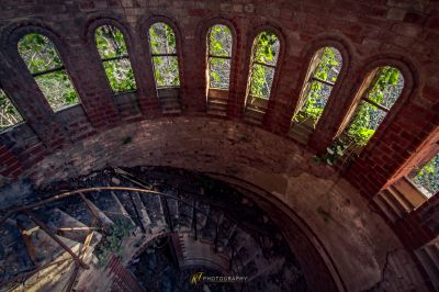 Einen Blick auf ein Gebäude durch ein Fenster