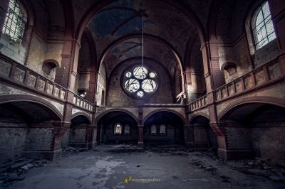 Ein großer Raum mit einer Uhr darin