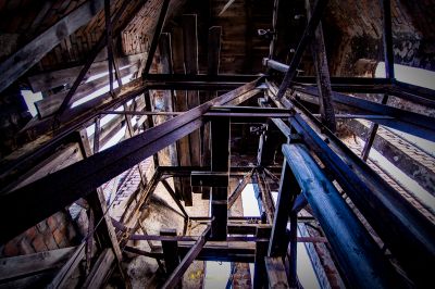 Ein sehr alt aussehendes Zimmer mit viel Holz