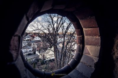 Einen Blick auf eine Stadt durch ein Loch in einer Ziegelmauer