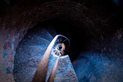 Eine Person reitet ein Skateboard in einem Tunnel
