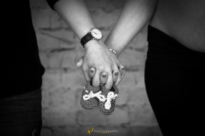 Ein paar halten Hände mit einem ausgestopften Tier