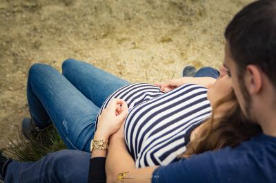 Ein Mann und eine Frau, die auf dem Boden liegen