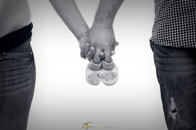 Ein paar halten Hände, während sie ihre Schuhe halten