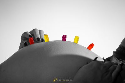 Eine Person, die mit einer Fernbedienung auf einer Couch liegt