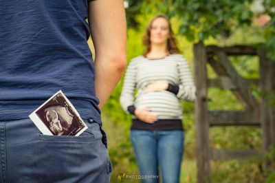Ein Mann und eine Frau, die nebeneinander stehen