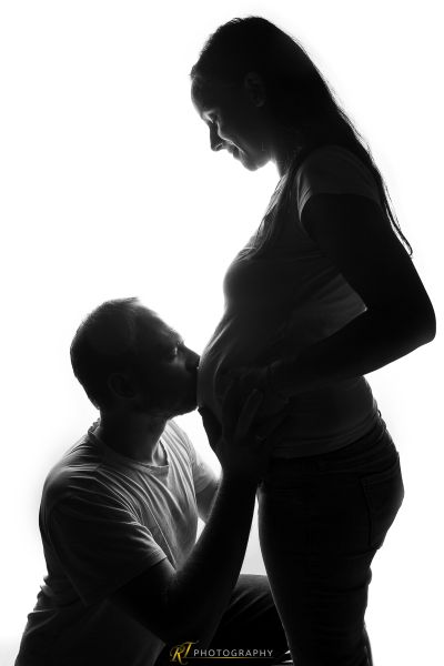 Ein Mann und eine Frau sind vor einem weißen Hintergrund silhouetted