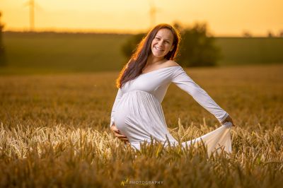 Eine Frau auf einem Weizenfeld