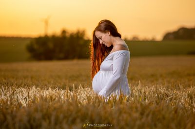 Eine Frau auf einem Weizenfeld