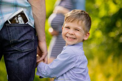 Ein kleiner Junge, der die Hand einer Frau hält
