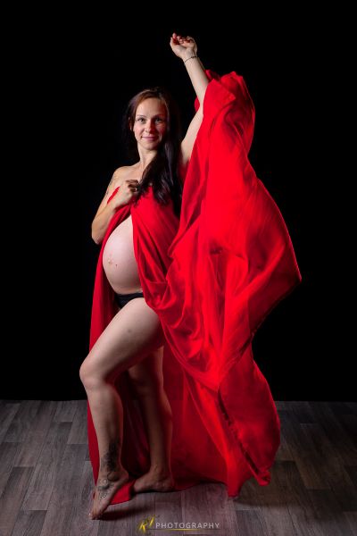 Eine Frau in einem roten Kleid posiert für ein Bild