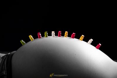 Eine weiße Kugel mit Stiften darauf