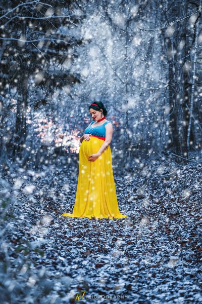 Eine Frau in einem gelben Kleid steht in einem Wald