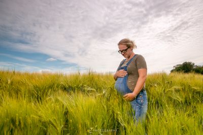 Eine Frau, die auf einem Feld aus hohem Gras steht