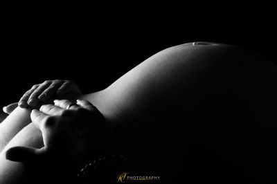 Ein Baby, das auf dem Rücken seiner Mutter liegt