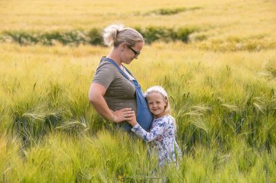 Eine Frau und ein Kind auf einem Feld