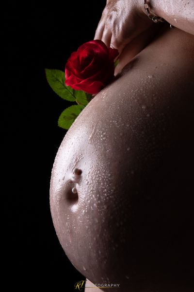 Eine Frau mit einer Rose im Mund