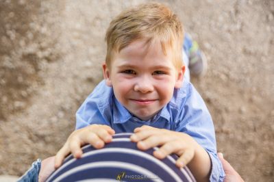 Ein kleiner Junge hält eine frth