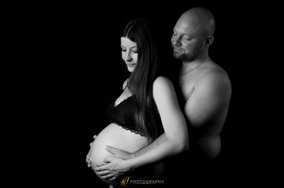 Eine schwangere Frau und ein Mann in schwarz-weiß
