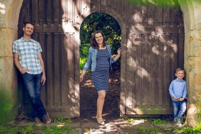 Ein Mann und eine Frau stehen vor einem Tor