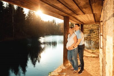 Ein Mann und eine Frau stehen unter einer Brücke