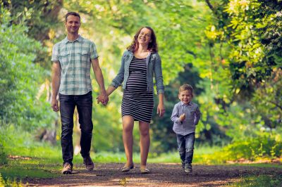 Ein kleiner Junge und seine Mutter gehen durch den Wald