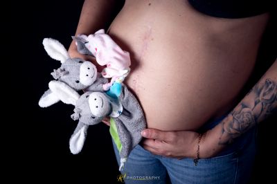 Eine Frau, die ein ausgestopftes Tier und ein ausgestopftes Kaninchen hält