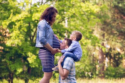 Eine Frau hält einen Jungen in der Luft