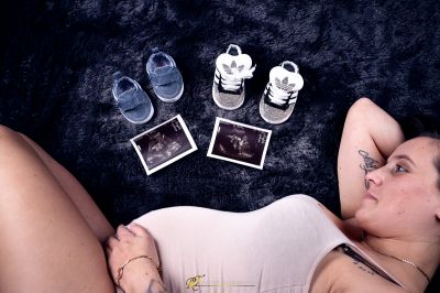 Eine Frau, die mit ihren Füßen auf dem Boden liegt