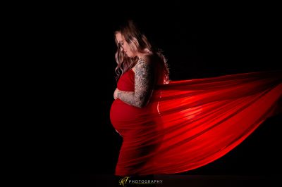 Eine Frau in einem roten Kleid