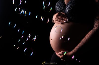 Eine schwangere Frau mit einem Tattoo auf ihrem Bauch