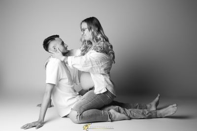 Ein schwangeres Mädchen, das mit ihrem Mann auf dem Boden sitzt