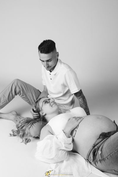 Ein Mann und eine Frau, die auf dem Boden liegen