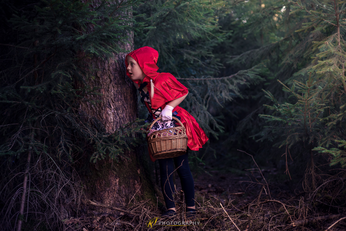 Ein wenig rot mit dem Fahrrad durch einen Wald