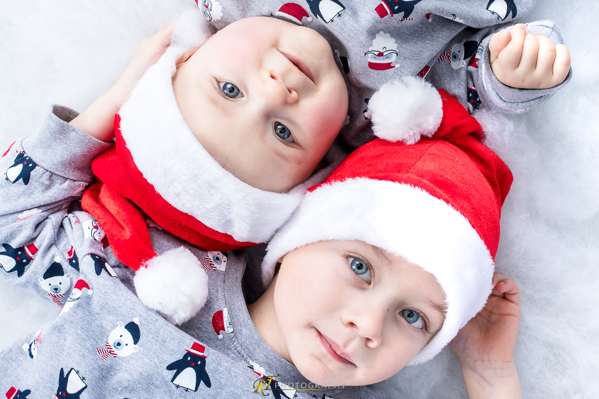 Zwei Babys tragen Santa Hüte