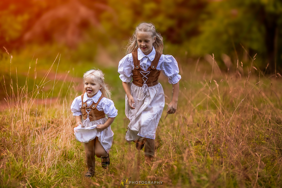 Zwei kleine Mädchen auf einem Feld